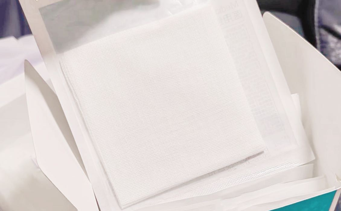 隙間のあるガーゼ綿棒は不織布綿棒とどう違うのですか?