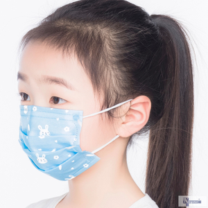 保護的な子供たちは、弾力性のある耳のループでマスクに直面しています