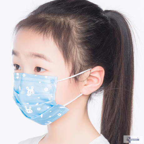 保護的な子供たちは、弾力性のある耳のループでマスクに直面しています