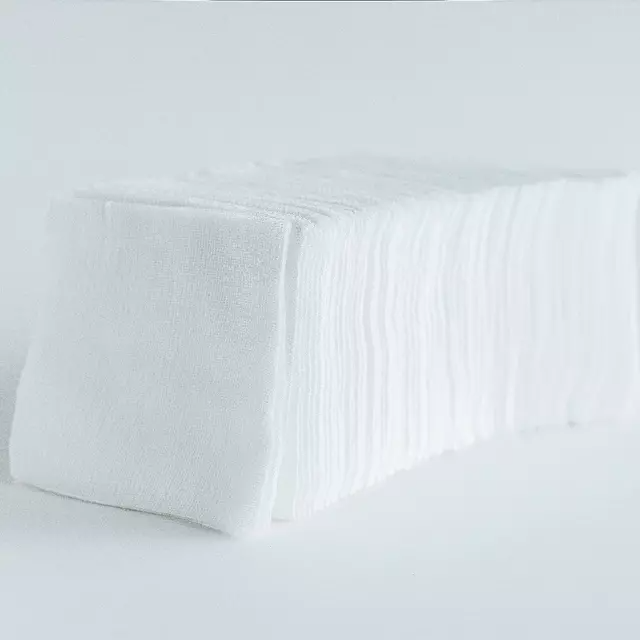 隙間のあるガーゼ綿棒_